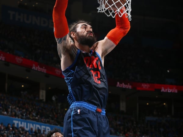 淡淡の哀傷！「水行俠」Steven Adams 的下體遭到膝蓋重擊　跪倒在地 3 分鐘表情痛苦不已！