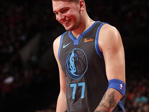 天才少年再度發揮！Luka Doncic 0.6 秒底角投進超扯 3 分球　全場觀眾都嚇傻了！