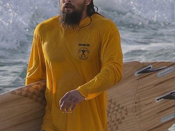 大海之子！傑森摩莫亞回夏威夷衝浪和潛水　網友狂讚：真人水行俠不是叫假的！