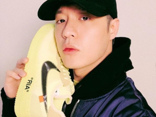 冷知識！你知道周湯豪御用「Sneaker Phone」拍照姿勢的由來嘛？