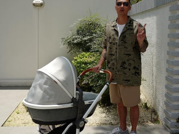 余文樂六叔送給兒子 Cody 的第一個聖誕禮物竟是一座盪鞦韆！網友：請容許我叫你一聲爸！
