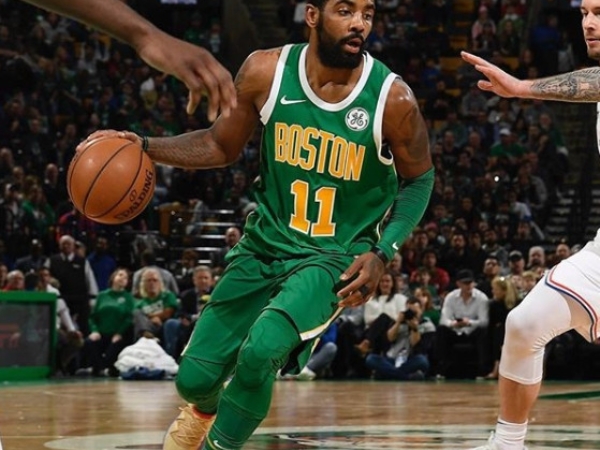 40 分 10 籃板破聖誕節得分紀錄！Kyrie Irving 腳踩 30 萬 NIKE DUNK SB 現身球員通道