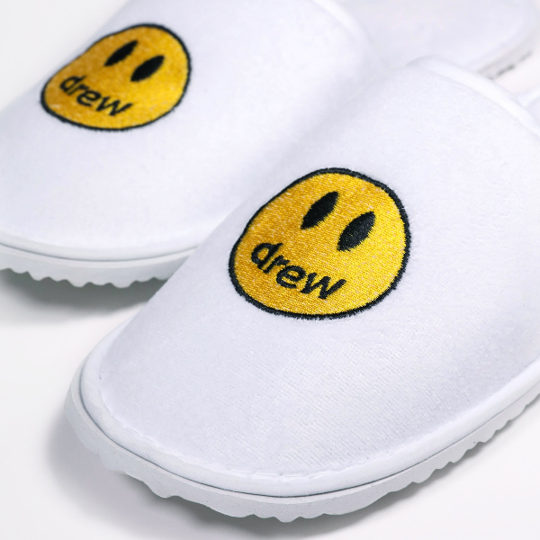 小賈斯汀熱愛「飯店拖鞋」　主理新品牌 Drewhouse 推出的第一件商品竟是 ……