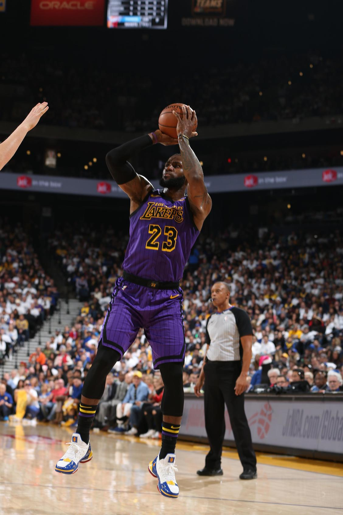 有夠調皮！NBA 球星 Curry 跑去敵隊「偷聽戰術」　認真專心的「萌樣」讓全場觀眾都笑了
