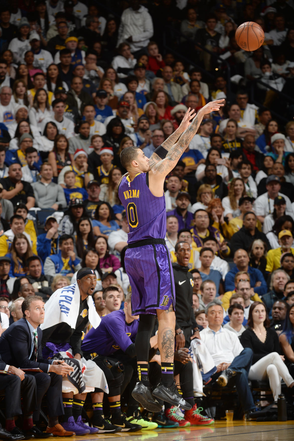 有夠調皮！NBA 球星 Curry 跑去敵隊「偷聽戰術」　認真專心的「萌樣」讓全場觀眾都笑了