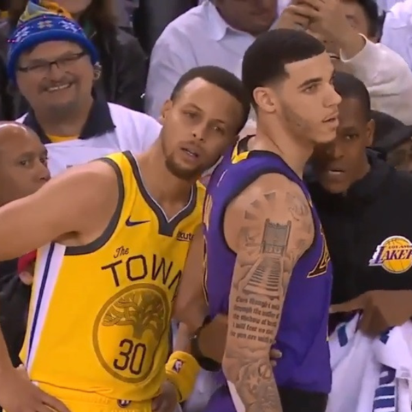 有夠調皮！NBA 球星 Curry 跑去敵隊「偷聽戰術」　認真專心的「萌樣」讓全場觀眾都笑了