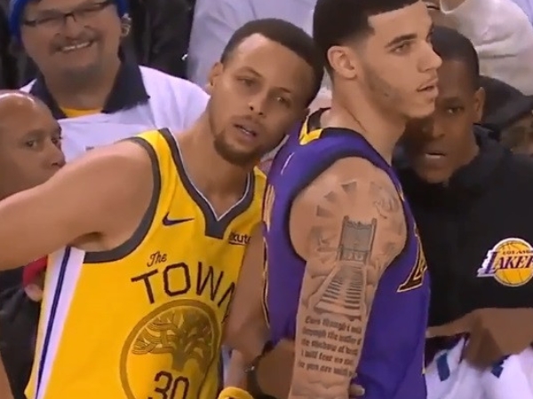 有夠調皮!NBA 球星 Curry 跑去敵隊「偷聽戰術」 認真專心的「萌樣」讓全場觀眾都笑了