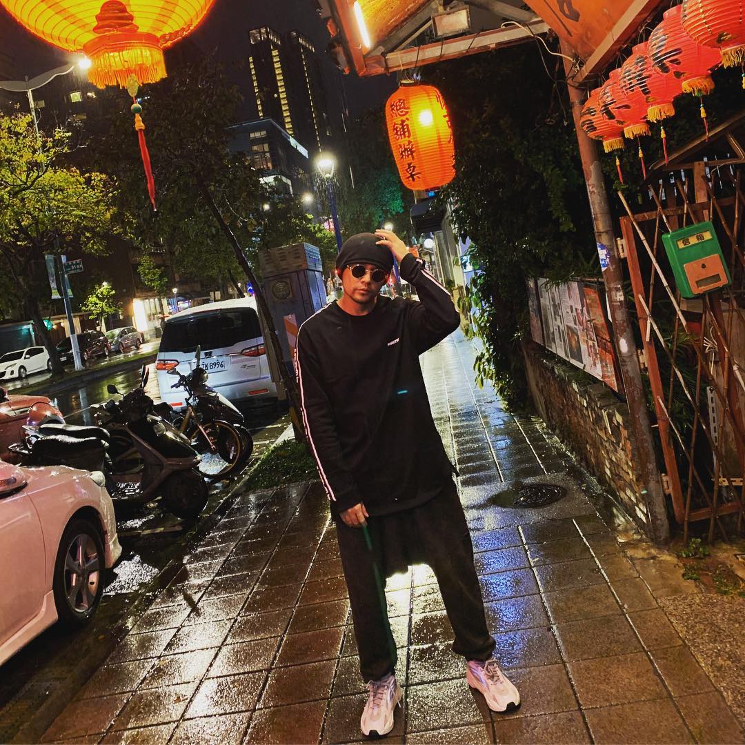 周董又曬帥鞋！這次是未發售的 YEEZY BOOST 700 V2 STATIC ！現在你也有機會與周董撞鞋！