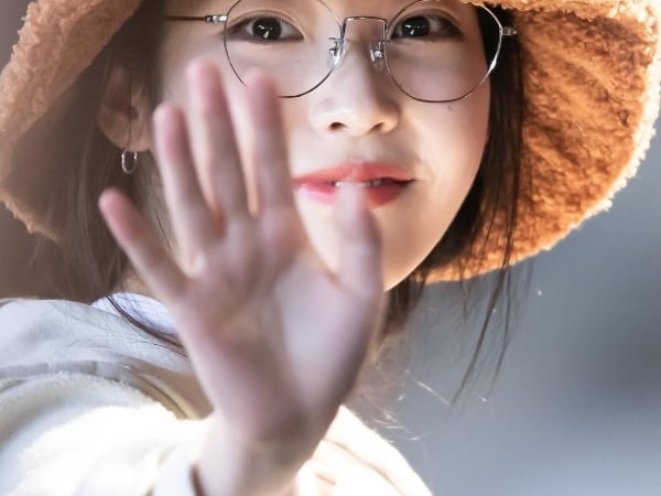 國民妹妹 IU 愛上「抓毛絨 」毛帽！這北歐風格的毛帽可能要你一個月的房租....