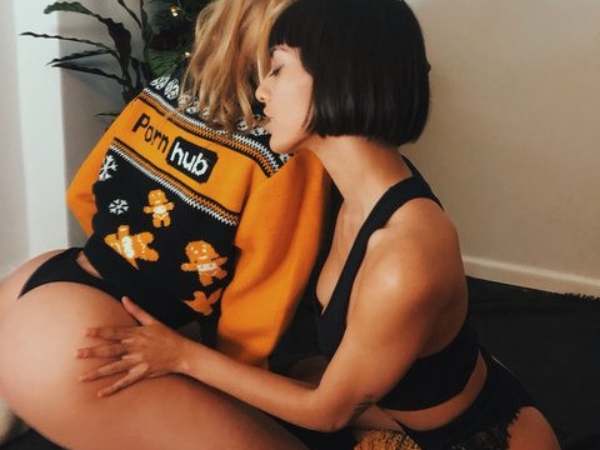 越醜越多人想要！Pornhub 推出聖誕醜毛衣一秒完售　讓辣妹子示範給你看！