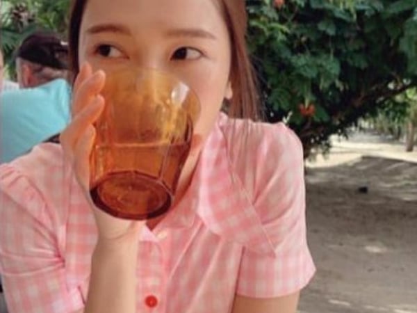 不怕感冒膩？Jessica 美國滑完雪又去墨西哥海邊「燕尾裙 」曬辣腿！