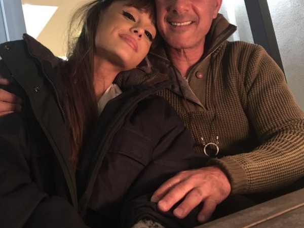 亞莉安娜聖誕節大和解， facetime 與母親離異疏遠的父親！