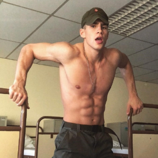 Man力爆表！正在服兵役的 20 歲奧地利男模　狂秀軍裝肌肉照令網友淪陷：我可以！