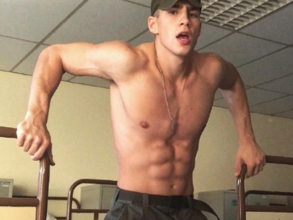 Man力爆表！正在服兵役的 20 歲奧地利男模　狂秀軍裝肌肉照令網友淪陷：我可以！
