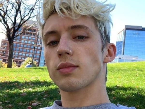23 歲美男歌手 Troye Sivan 罕見穿上女裝　俊俏臉蛋加上超瘦身材展現出中性美！