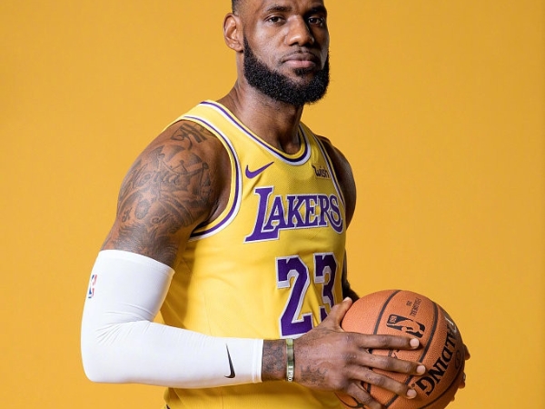 詹皇 LeBron James 跨年前渡過 34 歲生日 NBA 眾星為好人緣大哥獻上祝福!