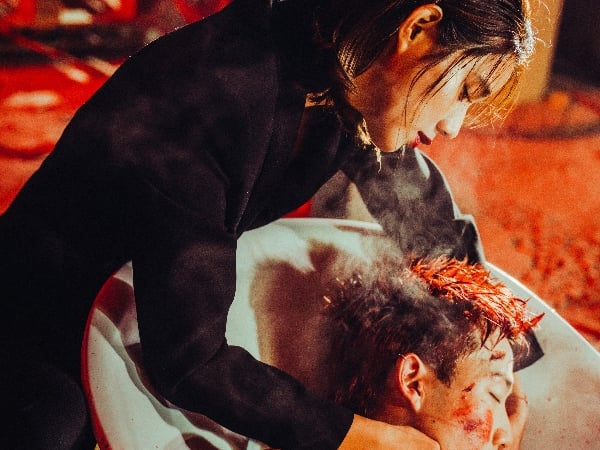 ØZI 無預警丟〈PREY 掠食〉 MV！與名模 An9lina 同台飆戲  網友：「畫面血腥的讓人心跳狂飆升...」