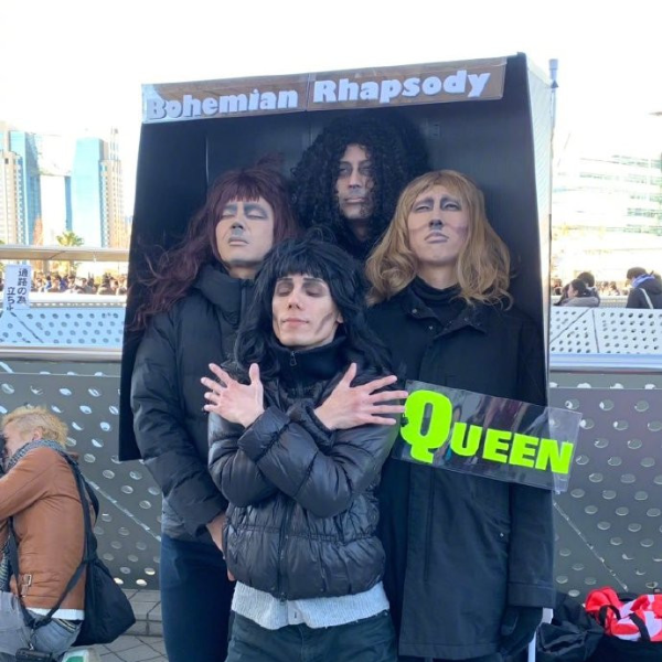 日本年末各種爆笑 Cosplay　四人組現場扮演《波希米亞狂想曲》Queen 樂團成員！