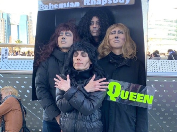 日本年末各種爆笑 Cosplay 四人組現場扮演《波希米亞狂想曲》Queen 樂團成員!