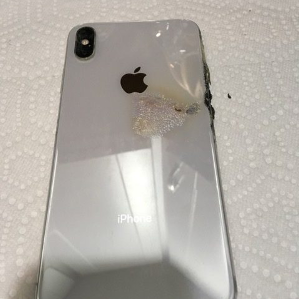 史上首例！網友發現口袋無故冒煙　竟是 iPhone XS Max 自體燃燒！