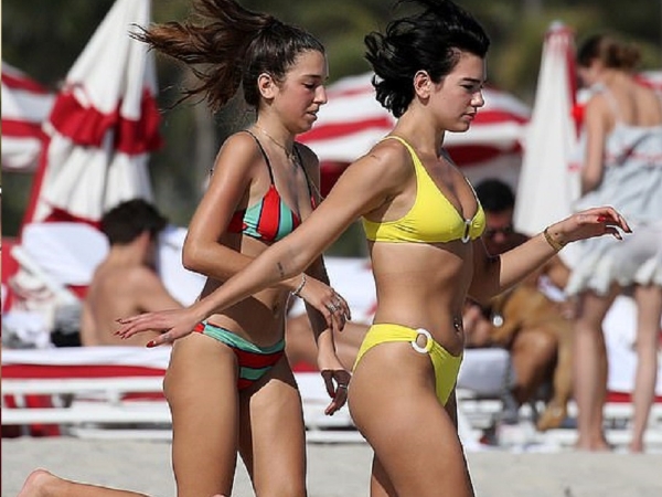 23 歲「危險系性感女歌手」Dua Lipa 邁阿密渡假 亮黃色比基尼讓她健康又性感!