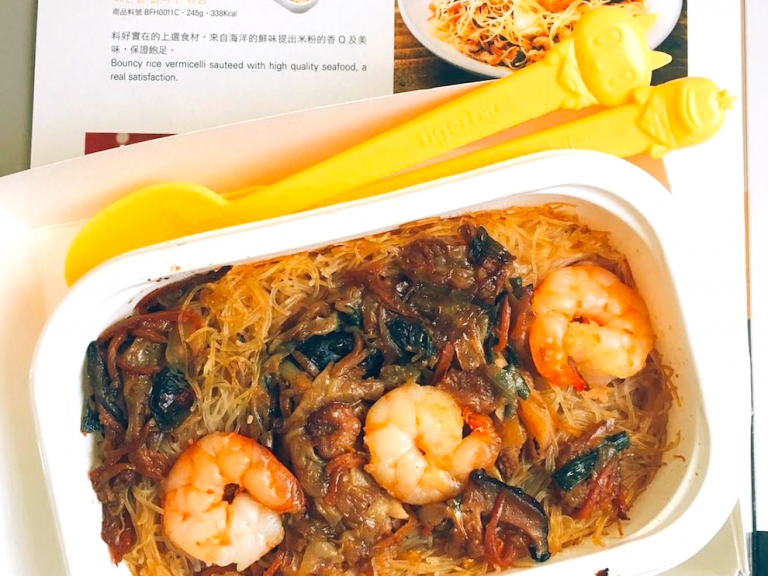 飛機餐竟然有蝦仁！特搜 3 間「用料意外澎湃」廉價航空的機上餐　網友：想買「這餐」還得碰運氣！