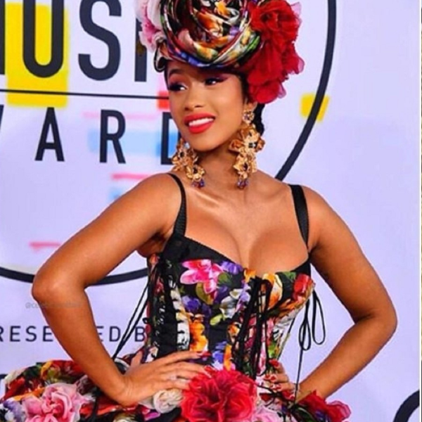 Cardi B 表演胯下出現「謎樣肉塊」嚇壞網友　趕緊澄清：她那裡真的不是男人那一包！