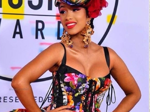 Cardi B 表演胯下出現「謎樣肉塊」嚇壞網友　趕緊澄清：她那裡真的不是男人那一包！