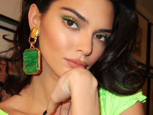 Kendall、Dua Lipa 等歐美 It girl 帶起「螢光色穿搭」風潮！跟著維密超模學駕馭螢光色單品的小撇步！