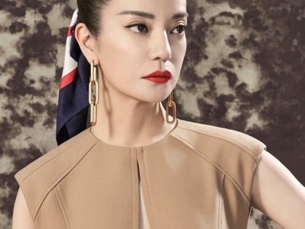 「小燕子」趙薇晉升 Burberry 代言人 近期仙氣絕美爆棚!編輯:比當年小燕子更美!