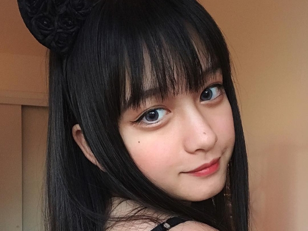 網友暴動：根本從壁畫走出來！被懷疑整容的「偽混血妹子」兒時照曝光，驚呆酸民！