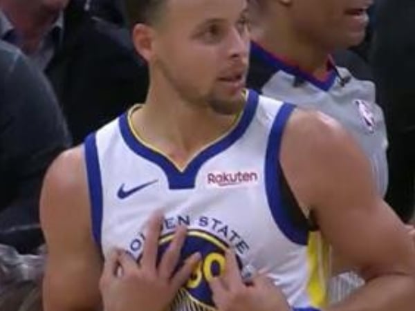 極度嘲諷！Curry 效法 Harden 使出「雙重後撤步」卻被抓違例　暴氣在胸前比「13」向裁判抗議！