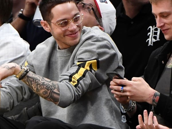 皮特·戴維森走出情傷頭髮染黑，與好友看 NBA 坐第一排氣色不錯！