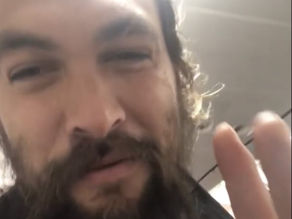 《水行俠》成為 DC 宇宙最賣座電影！傑森·摩莫亞坐經濟艙、親自拍影片請大家二刷