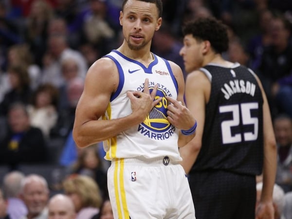 Curry 重現哈登後撤步被吹走步，他胸前比出 13 諷刺「哈登可以我就不行」