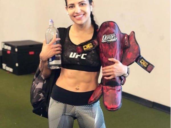 惹錯人！巴西男子街頭搶劫遇上 UFC 女選手，被爆打一頓後求饒：別再打了拜託叫警察來！