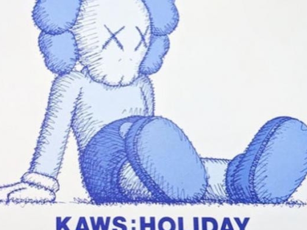 就是現在！KAWS 巨型公仔早已坐在「這個地方」等著出發，快揪團去搶先看了啦！