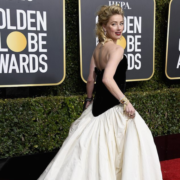 《水行俠》梅拉女王 Amber Heard 金球獎紅毯造型好看嗎？讓時尚評論家告訴你！