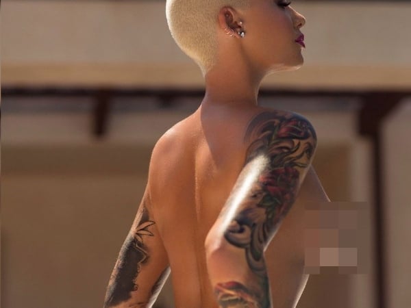 網友瘋傳！肯伊前女友 Amber Rose 大膽公開裸照　點讚數立刻狂飆「胸前直接看光了」！