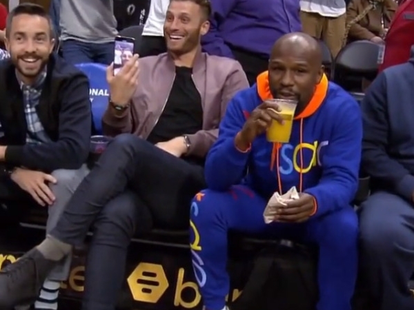 尷尬癌炸裂！梅威瑟快艇主場見昔日手下敗將 Pacquiao 連眼睛都不想直視