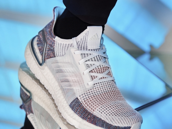 adidas 傳奇跑鞋「究極進化版」腳感狂升級!手刀奉上 UltraBOOST 19 全新配色「Refract 炫彩白」發售訊息