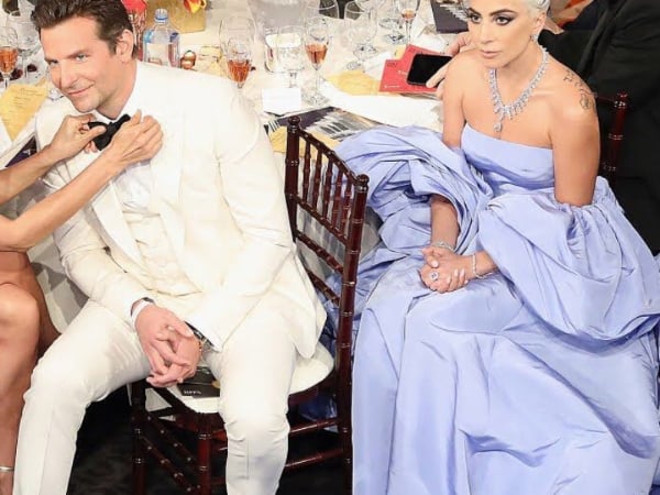 金球獎上 Bradley Cooper 與辣模女友瘋狂放閃還「互摸大腿」！Lady Gaga 眼神死：我不該在這裡...