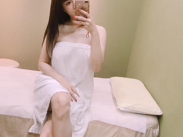 超深「海溝」！正妹網紅「球球」cos服「渾圓胸器」逼人　網驚：要掉出來了