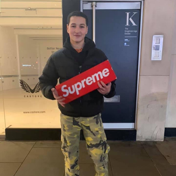 Supreme 倫敦店舖的招牌這次真的拆下來了！這位大哥甚至把 Supreme 招牌當作拍攝的 MV 道具！