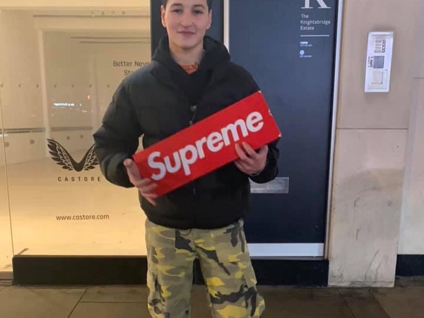 Supreme 倫敦店舖的招牌這次真的拆下來了！這位大哥甚至把 Supreme 招牌當作拍攝的 MV 道具！