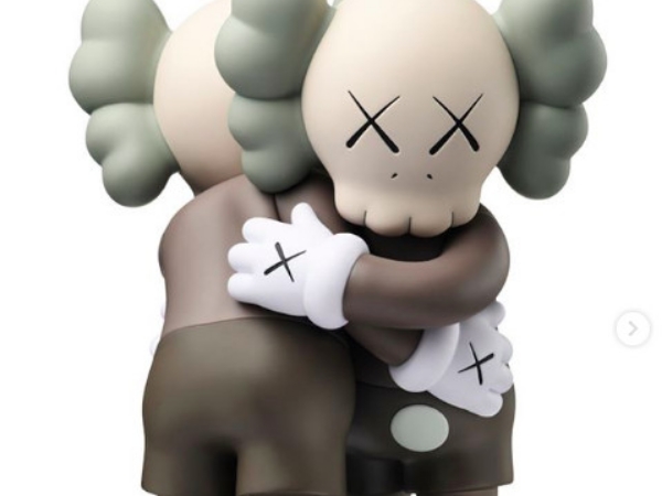 KAWS 展覽前重點複習！除了 UNIQLO 以外，這五項 KAWS 的話題聯名，你記得哪幾個？