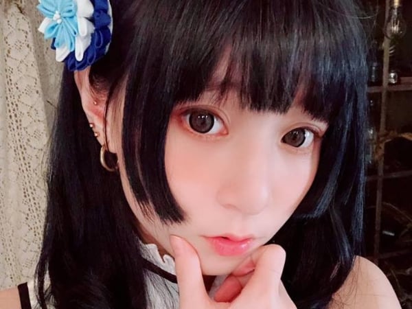 蘿莉系女神「本本」黑色戰鬥服大展性感「事業線」　粉絲：原來「許瑜」說你沒胸是騙人的