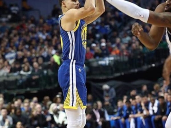 薑還是老的辣！萌神庫里技壓 Luka Doncic  腳踩「CURRY 6 全新配色」客場狂轟 48 分