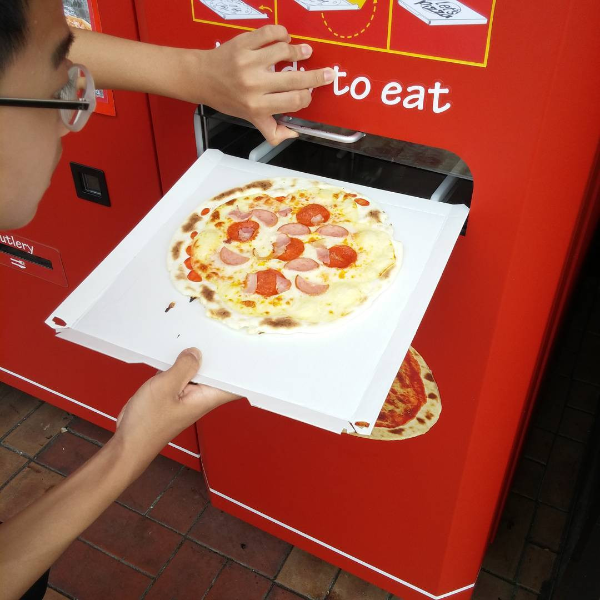 你有看過燒肉販賣機嗎？盤點韓國 4 大「超狂販賣機」，一投幣 Pizza 就開始窯烤！