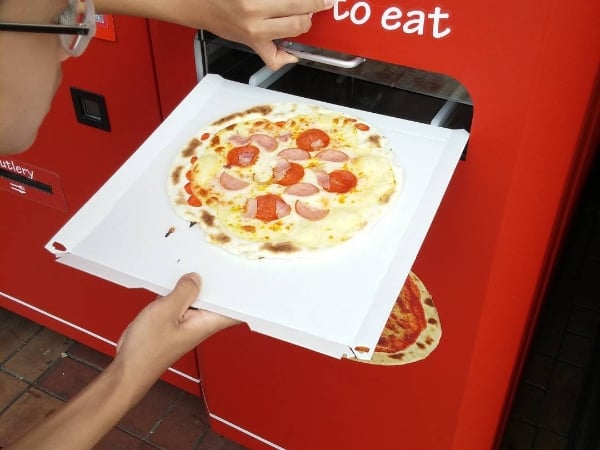 你有看過燒肉販賣機嗎？盤點韓國 4 大「超狂販賣機」，一投幣 Pizza 就開始窯烤！